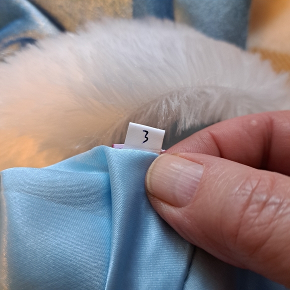 Gorgeous cape for imaginative play! - Picture 5 of 6